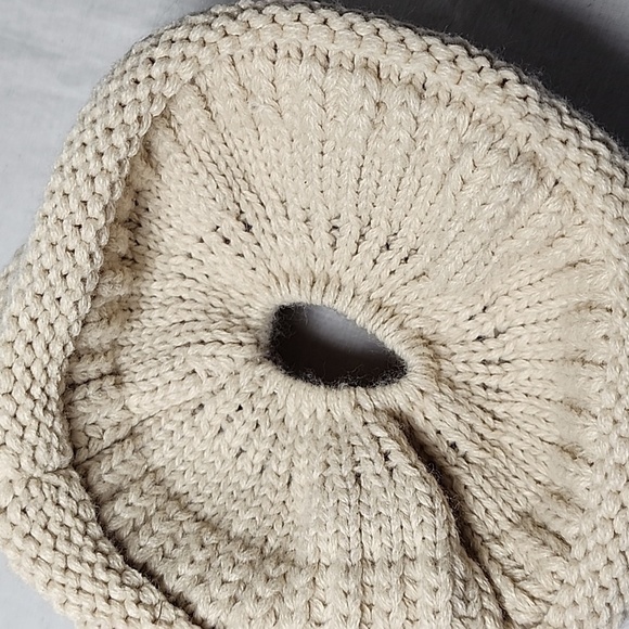 Soft and Cozy with a full range ofneutrals and beautiful - Picture 3 of 4